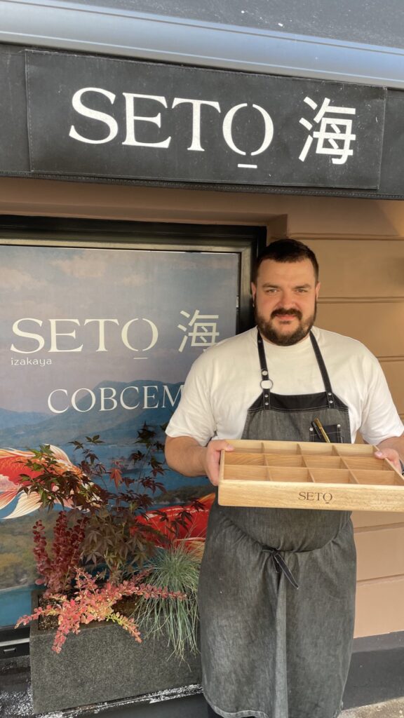 Шеф SETO с деревянным подносом